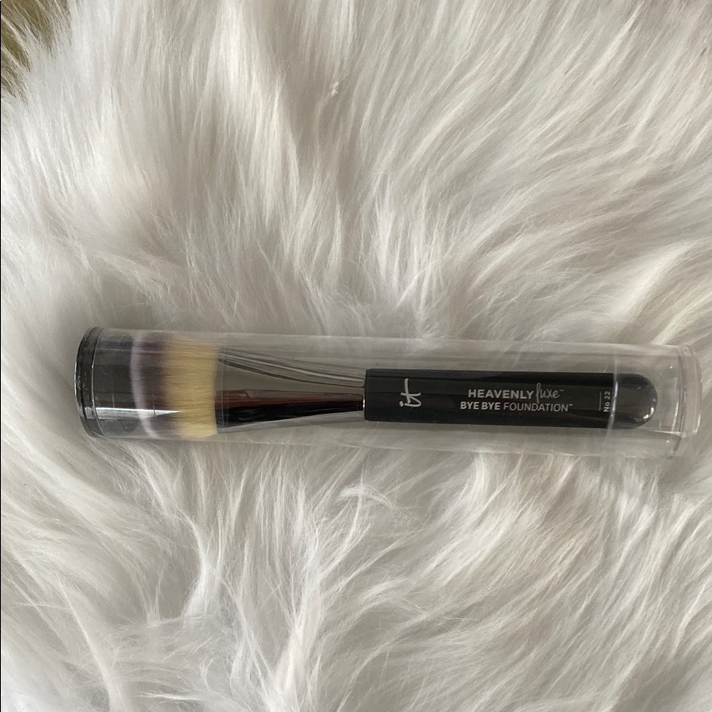 New IT heavenly luxe bye bye foundation brush